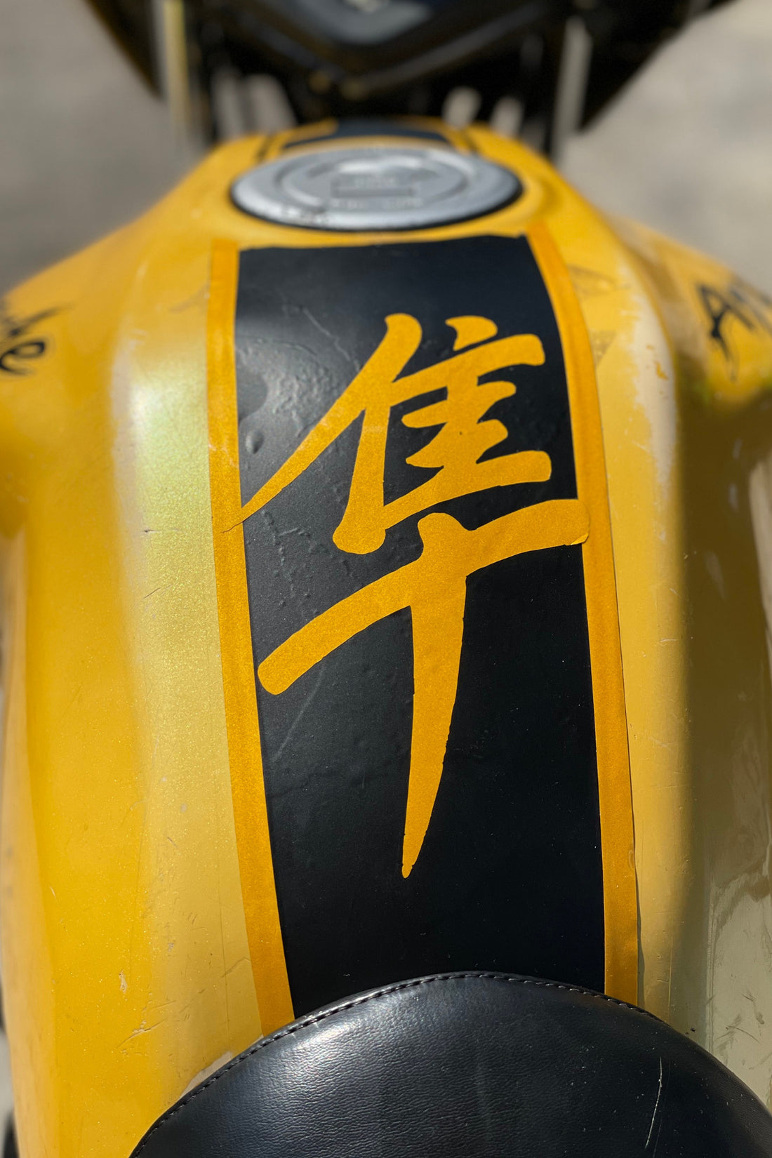 Gece Parlayan Reflektif Sarı Japonca Hayabusa İşareti Sticker Etiket