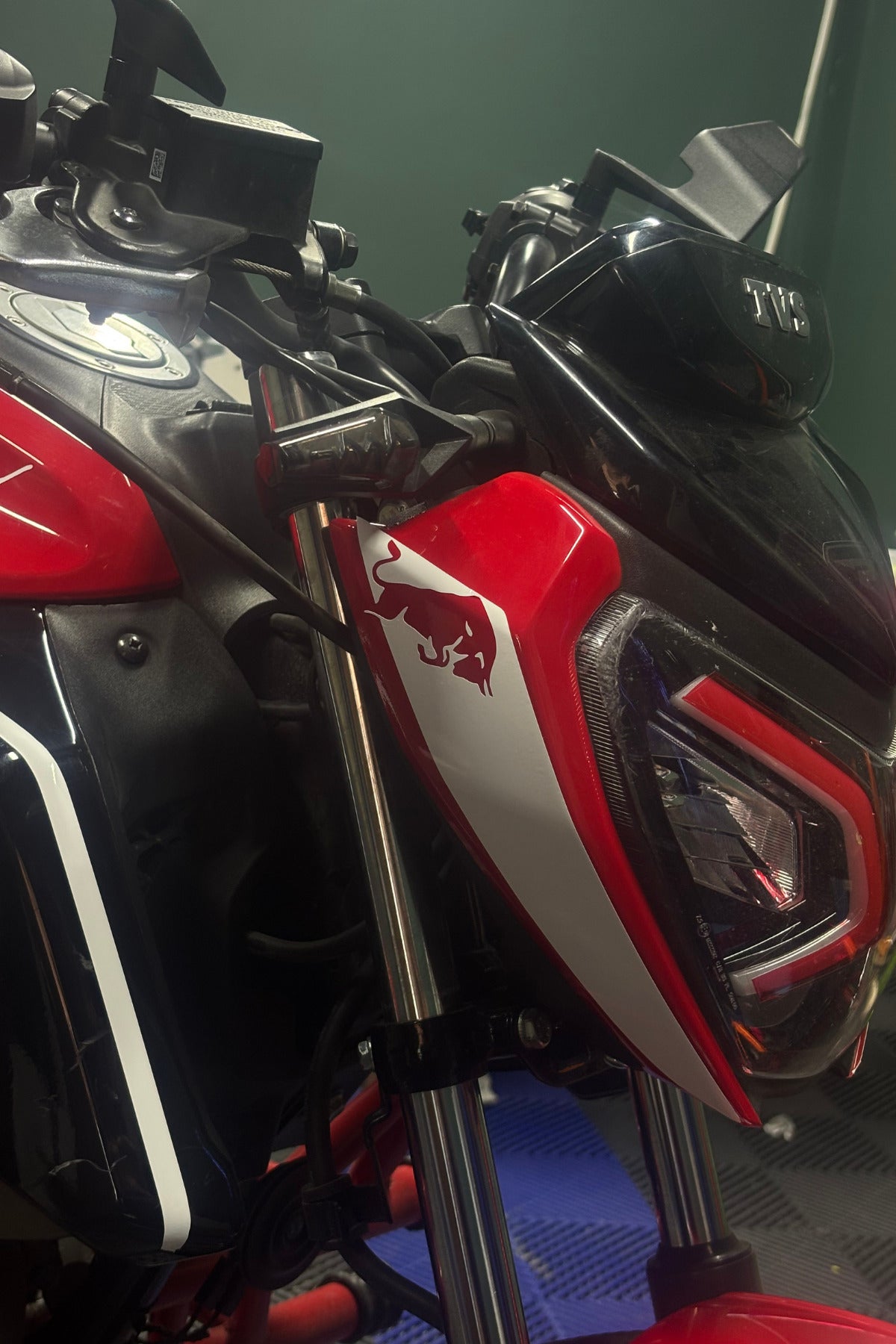 TVS Raider için Beyaz Renk Boğa Enerji Detaylı Far Kaşı Sticker Etiket (Sağ ve Sol)