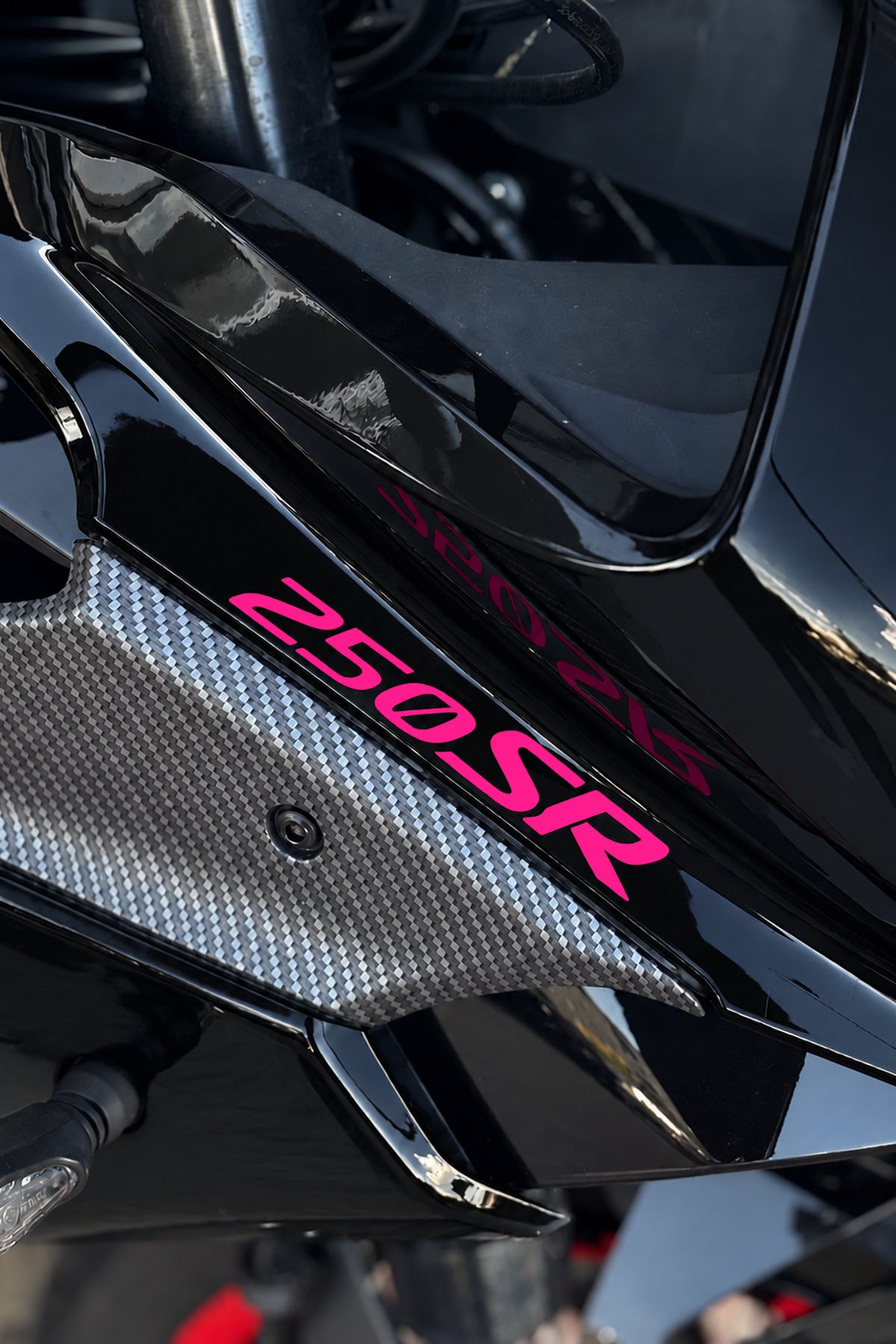 CFMOTO SR250 için Ön Grenajlar için Orijinal 250SR Yazı Sticker Etiket (12CMx2CM) (2 Adet)