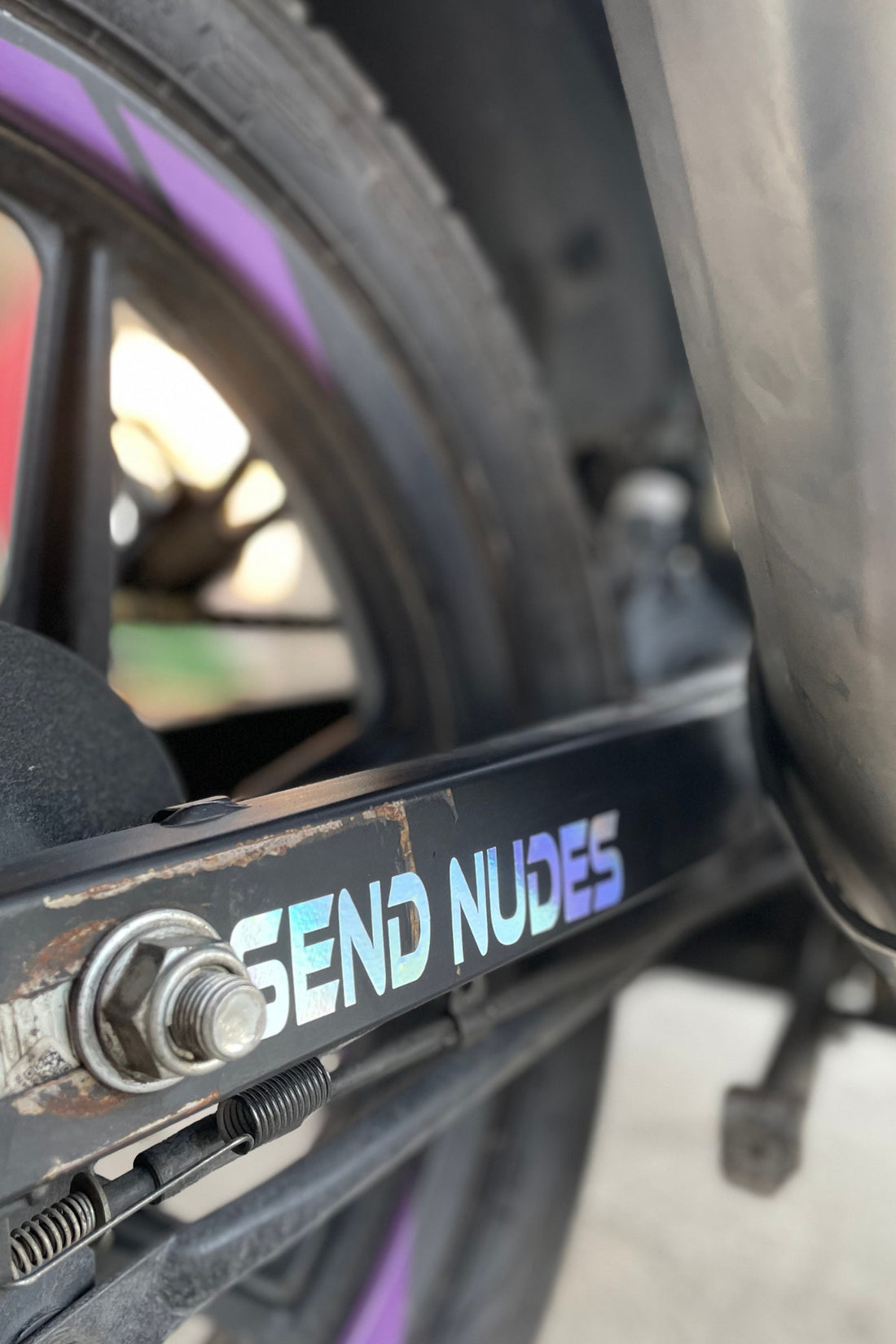 Motor-Araba-Kask için Hologramlı Send Nudes Sticker Etiket 14CMx3CM (1 Adet) uyumlu