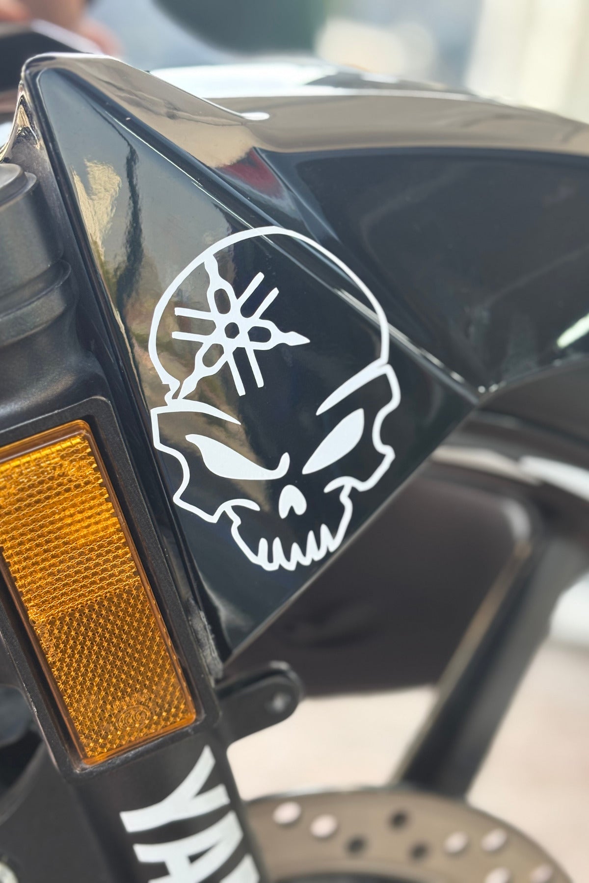 Yamaha Motor Grubu için Beyaz Kurukafa Yamaha Sticker (1 Adet)