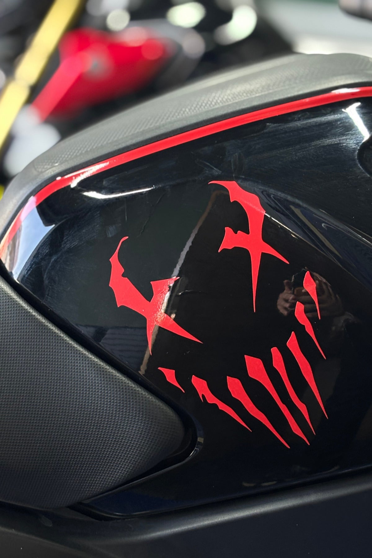Motor ve Araba için Kırmızı Renk Venom Parçalı Sticker Etiket (20CM)