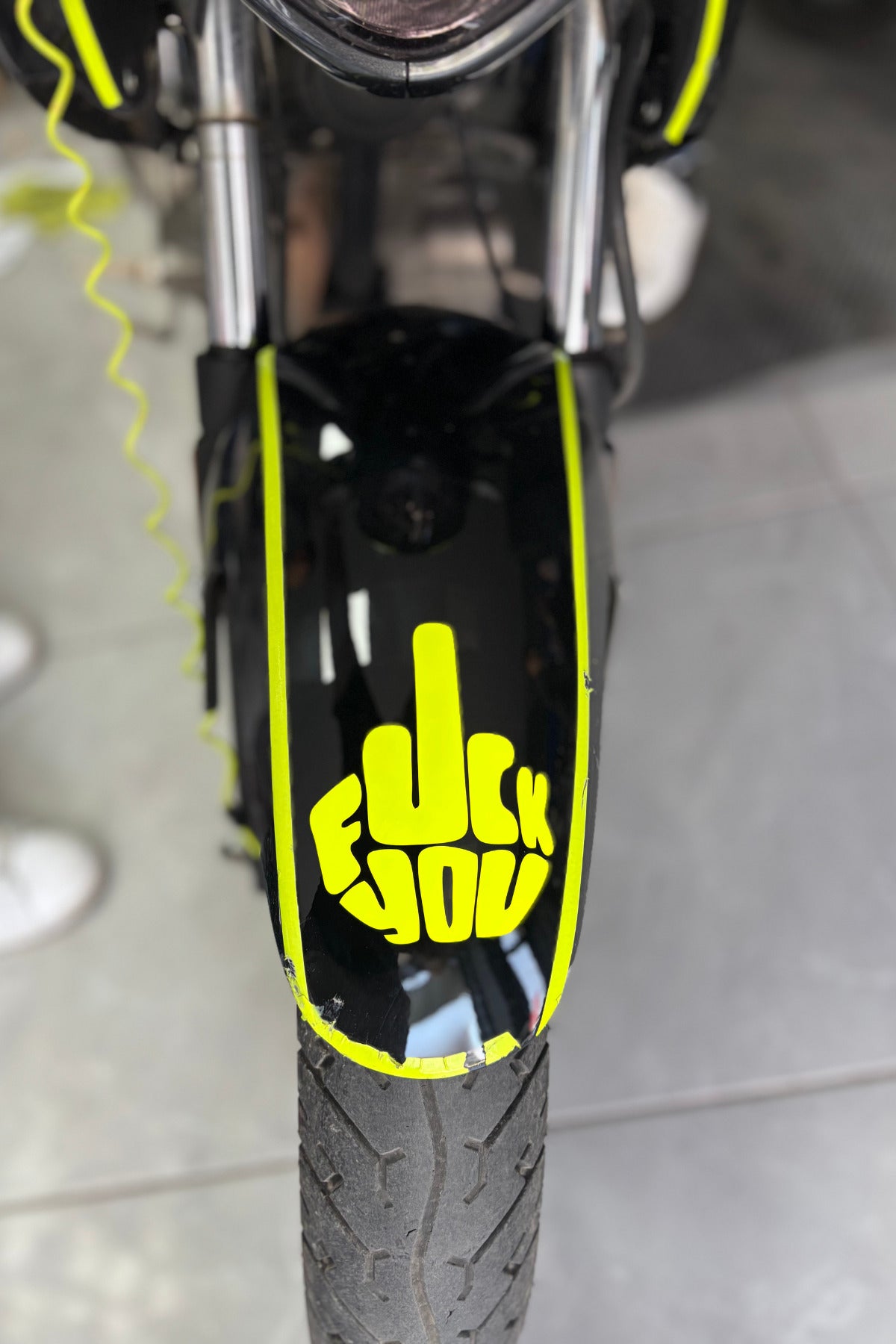 Motor ve Kask için Neon Sarı FCK You Orta Parmak Sticker Etiket (1 Adet)