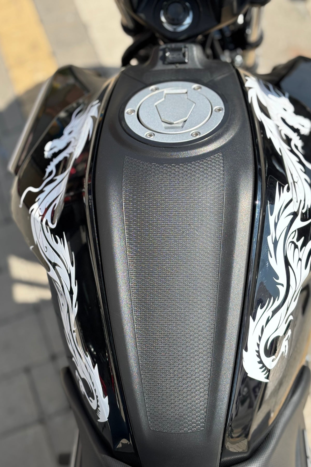 Motorsiklet ve Motor için Beyaz Renk Universal Tüm Motorlara Uyumlu Ejder Sticker Seti (2'li)(40cm)