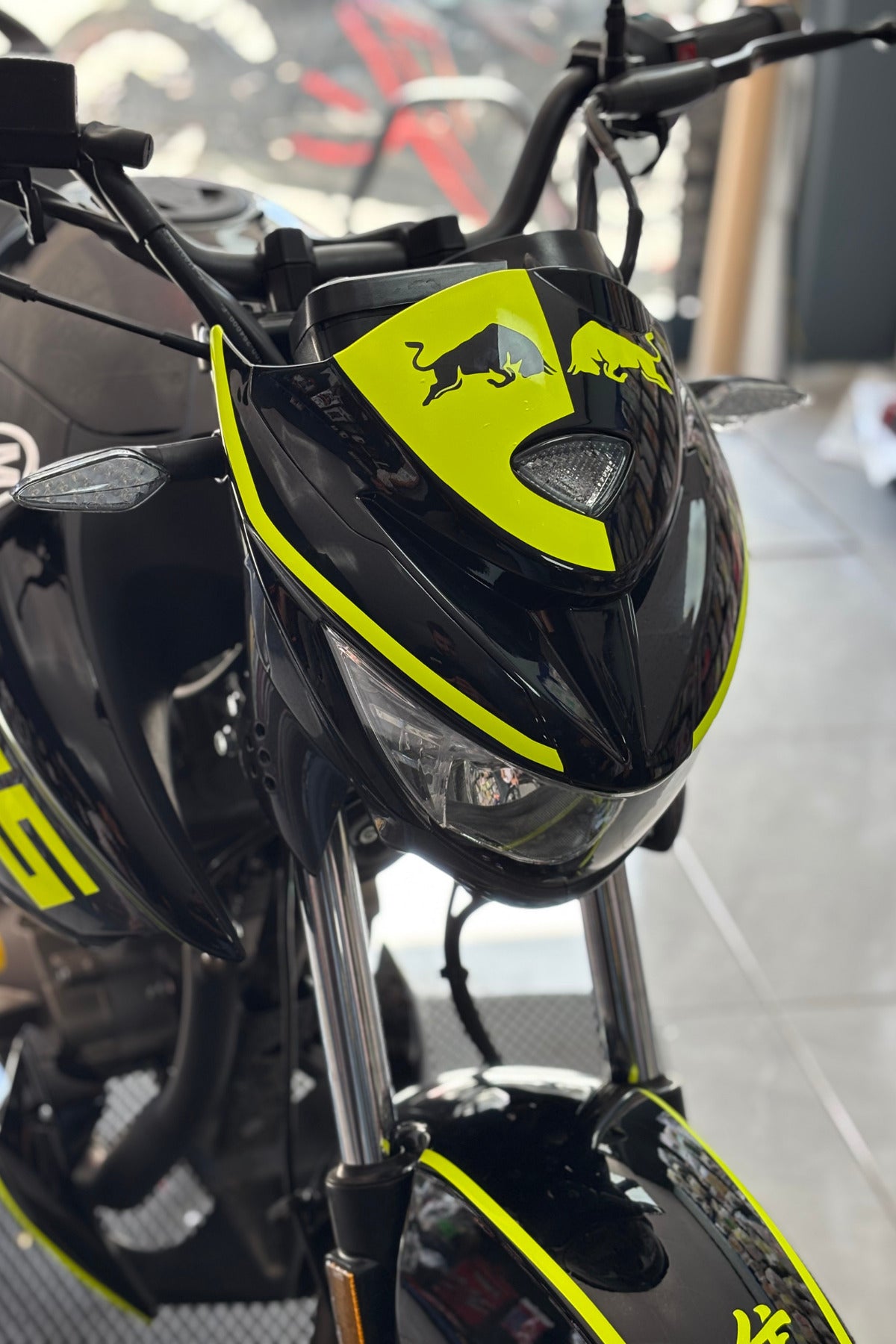 Mondial Drift-L için Boğa Enerji Desenli Neon Sarı Kafa Sticker