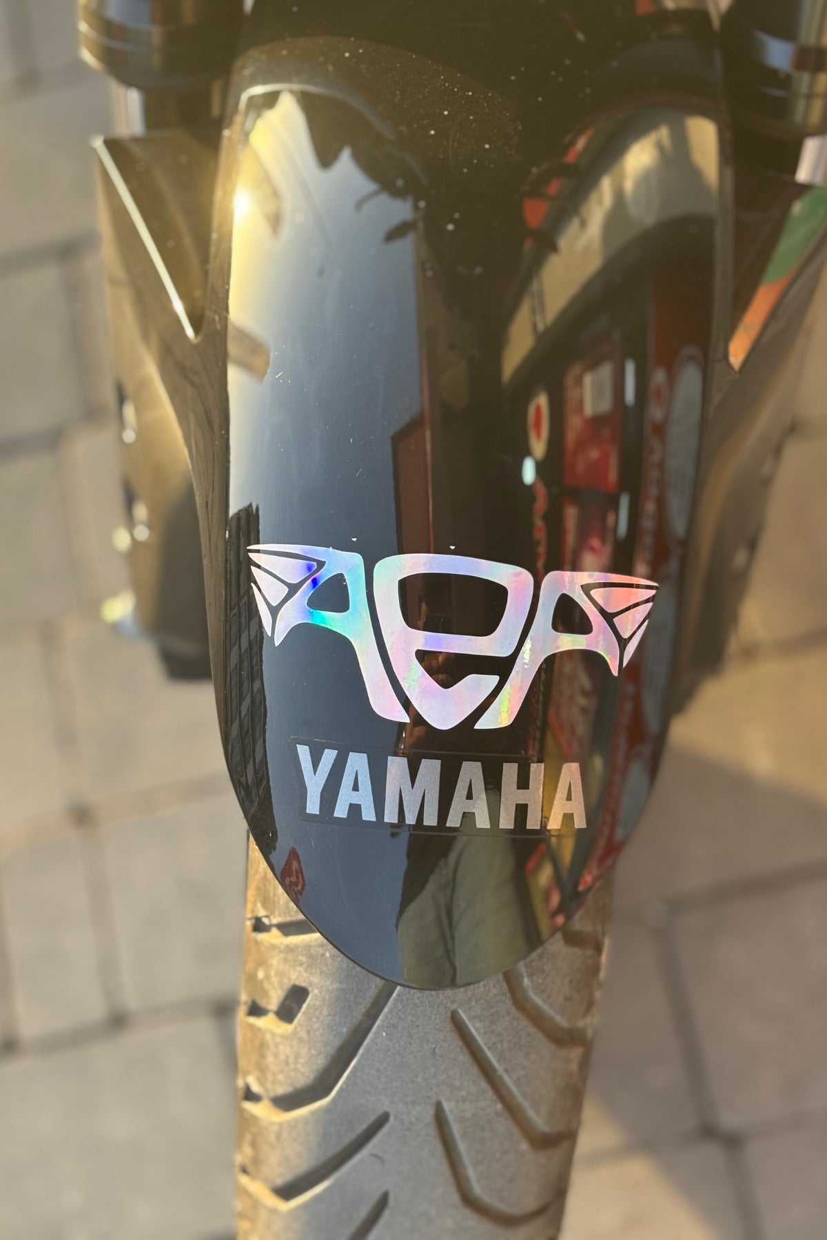 Motor-Araba-Kask için Hologramlı Altın Elbiseli Adam AEA Sticker Etiket (1 Adet)(10CM)