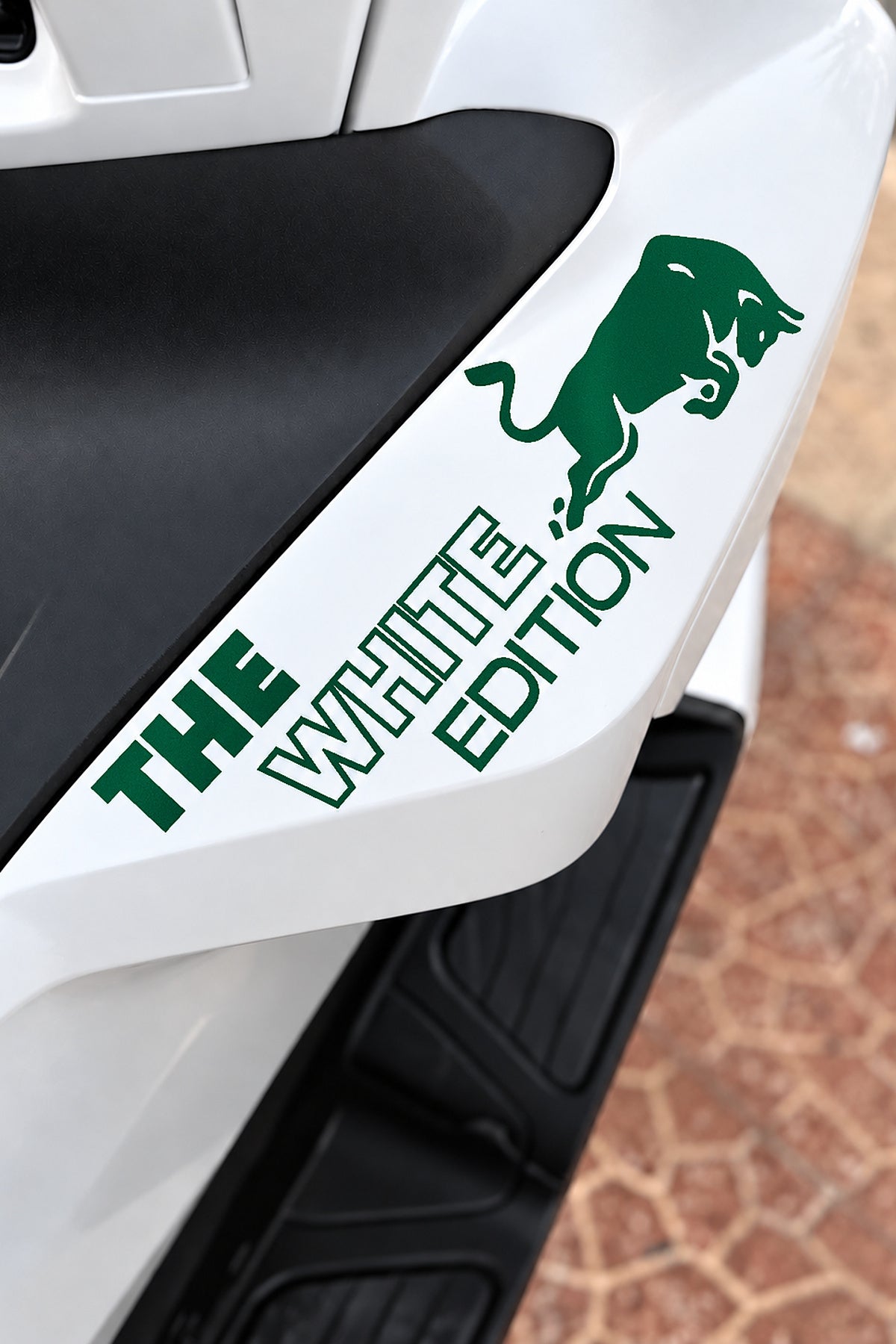 Honda PCX için The White Edition Boğa Enerji Sticker Etiket (1 Adet)