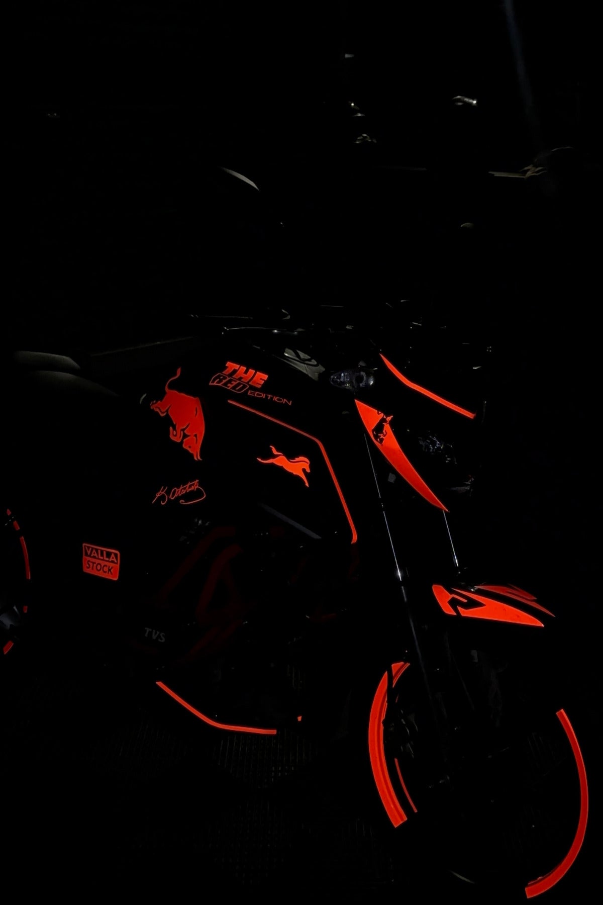 TVS Raider için Komple Reflektörlü Kırmızı Sticker Seti Boğa Enerji Desenli