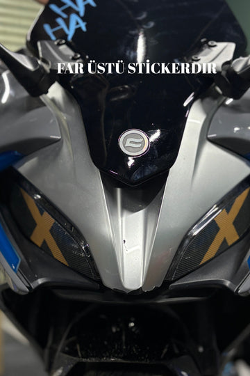 CFMOTO SR250 için Delikli Far Üstü Sticker Seti Aydınlatma Engellemez(Sağ ve Sol)