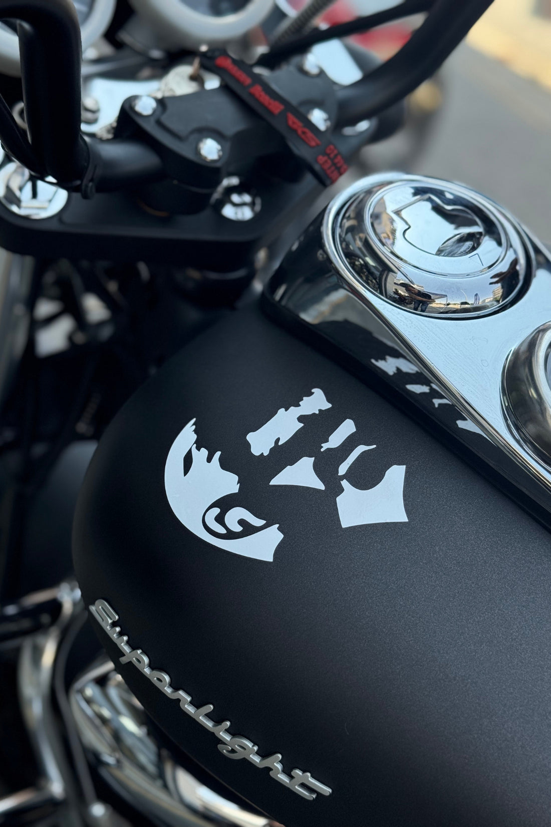 Motor-Araba-Kask için Beyaz Renk Atatürk Silueti Sticker Etiket (1 Adet)(10CM)