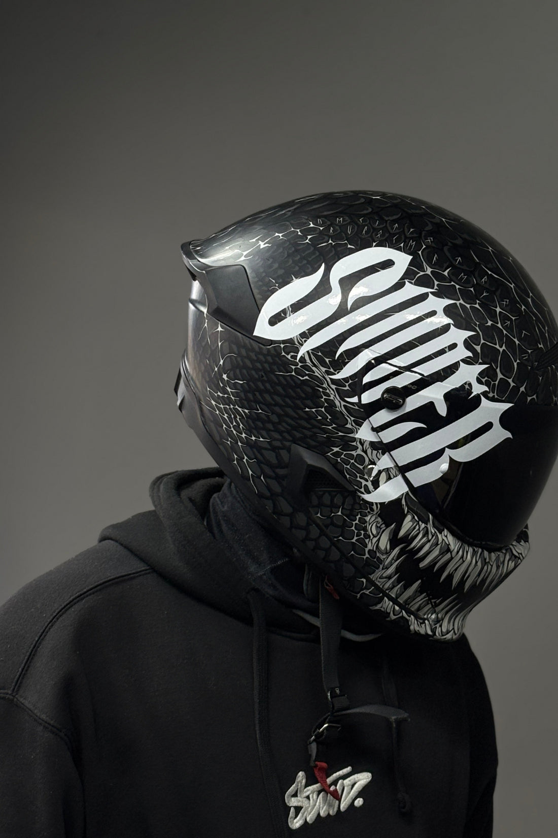 Kask için Gotic Yazı Tipiyle Sinner Beyaz Renk Sticker (22CMx17CM)