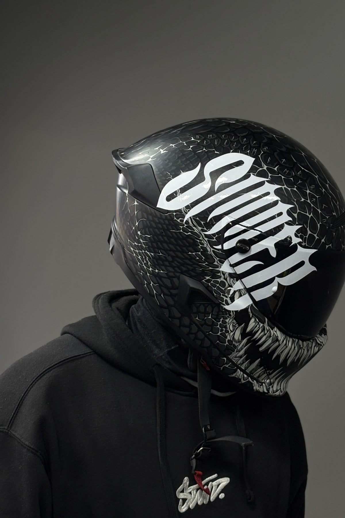 Kask için Gotic Yazı Tipiyle Sinner Beyaz Renk Sticker (22CMx17CM)