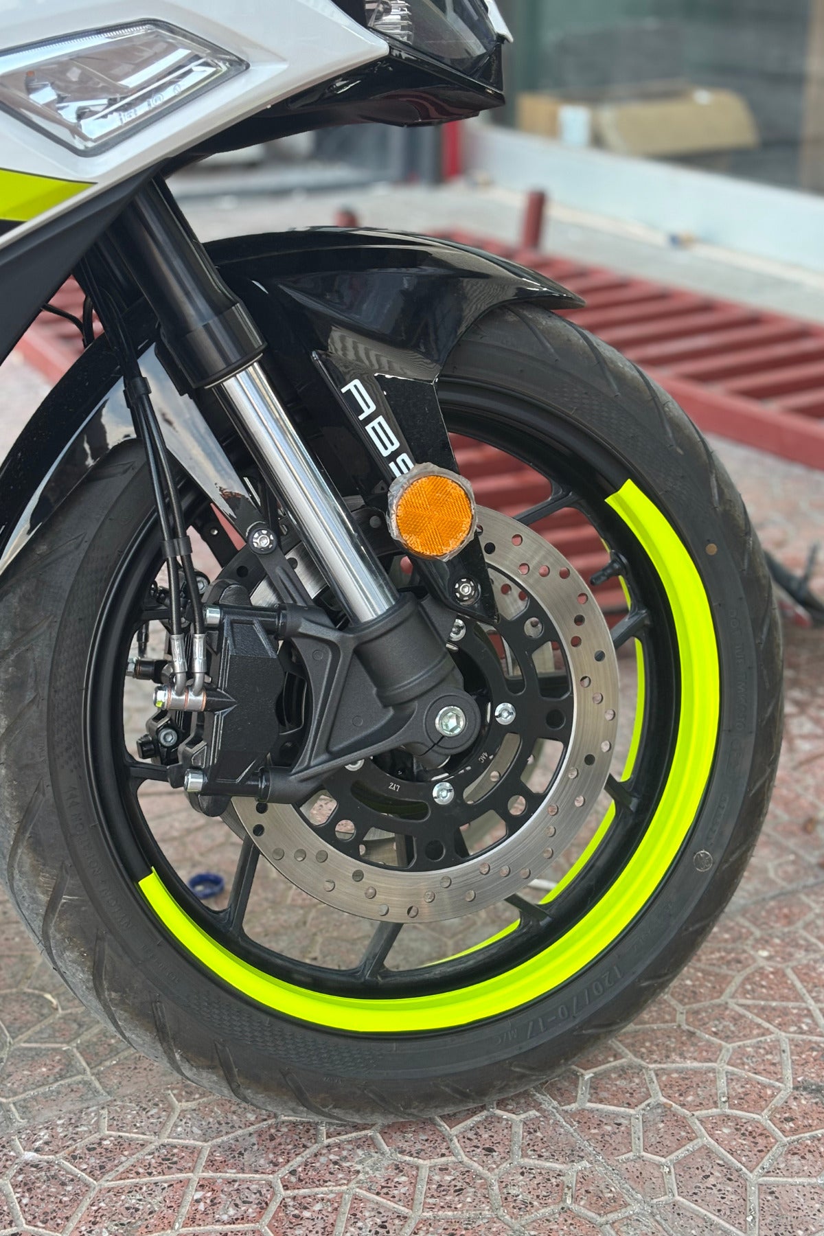 Motosiklet 17 Inch Jantlar için Uyumlu Neon Sarı Yarım Jant Şeridi Sticker (4 Parça)