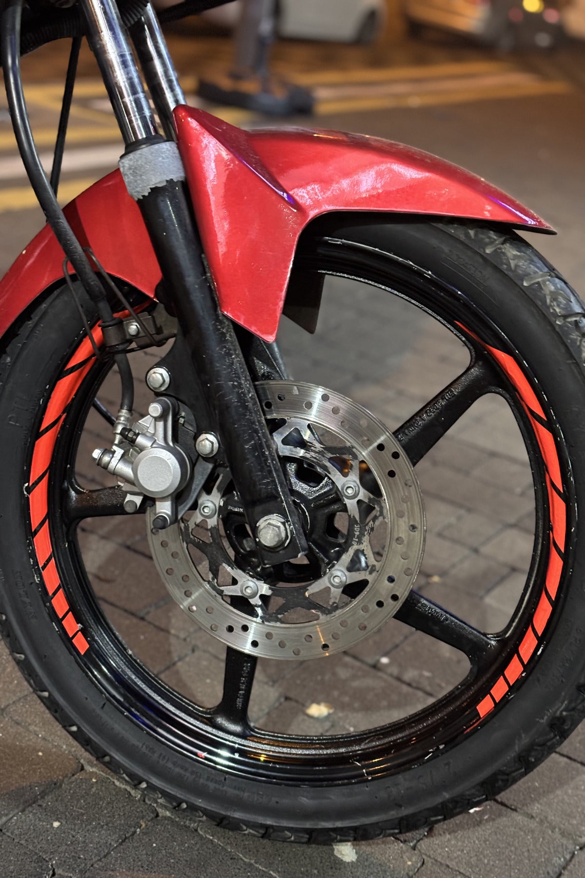 Motor için 8 Parça Tüm Jantlara Uyumlu Reflektörlü Kırmızı Jant Şeridi Seti