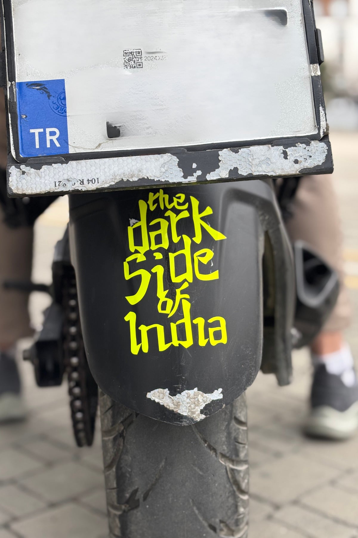 TVS ve Bajaj Grubu için Neon Sarı The Dark Side of India Sticker Etiket (14CM)