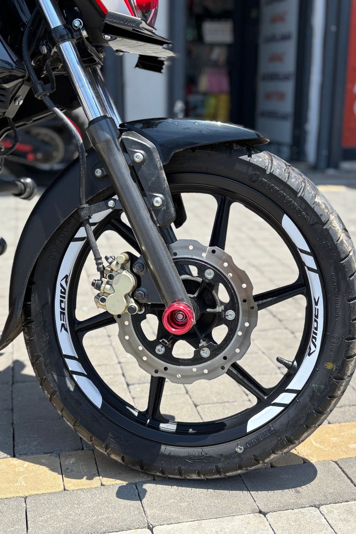 TVS Raider için Beyaz Renk Raider Yazılı 8 Parça Jant Şeridi Sticker Seti