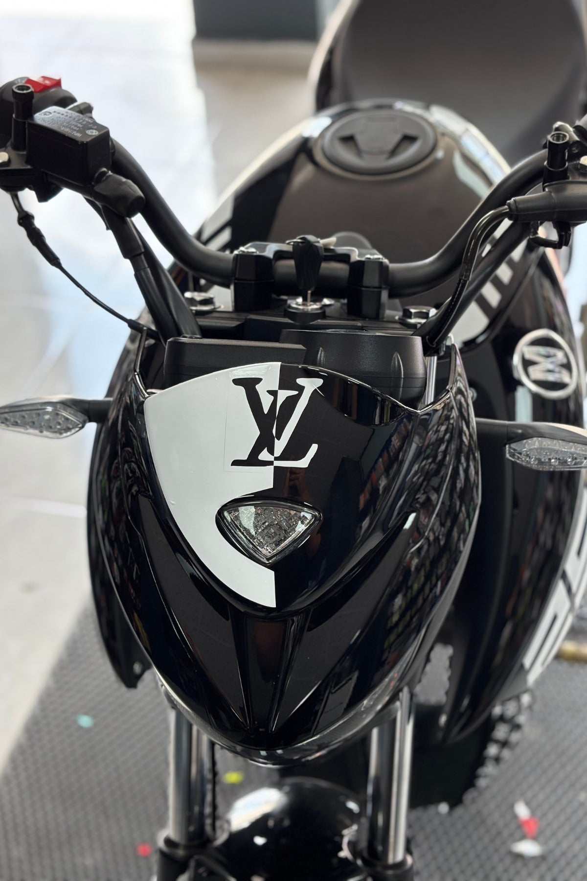 Mondial Drift-L için Beyaz Renk LV Kafa Sticker Etiket (1 Adet)