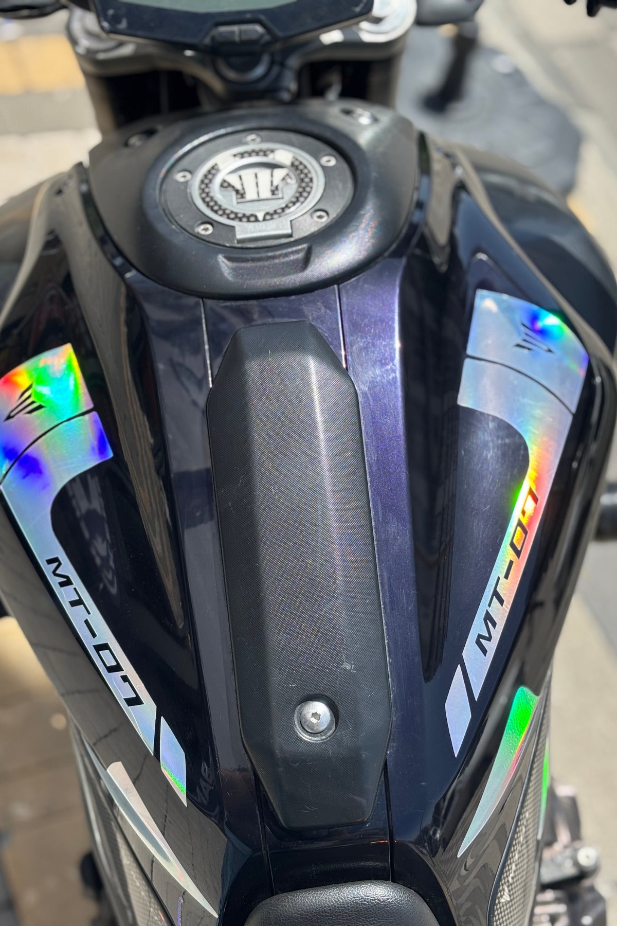 Yamaha MT-07 Grubu için Hologramlı Depo Kenar Şerit Detay Sticker (2 Parça)