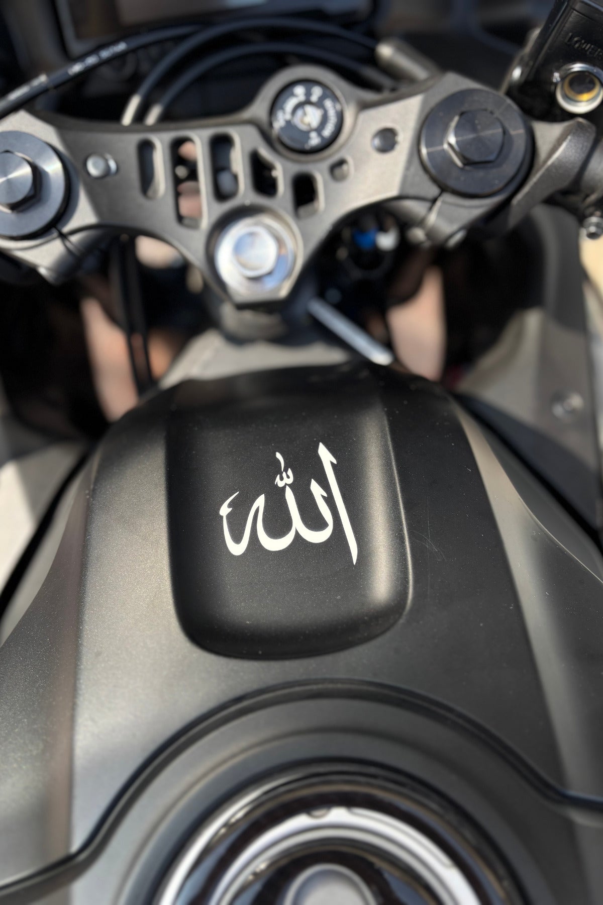 Motosiklet Ön Depo önü ve Grenajlara Uyumlu Arapça Allah Yazı Sticker Etiket (5CM)