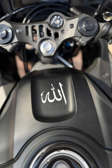 Motosiklet Ön Depo önü ve Grenajlara Uyumlu Arapça Allah Yazı Sticker Etiket (5CM)