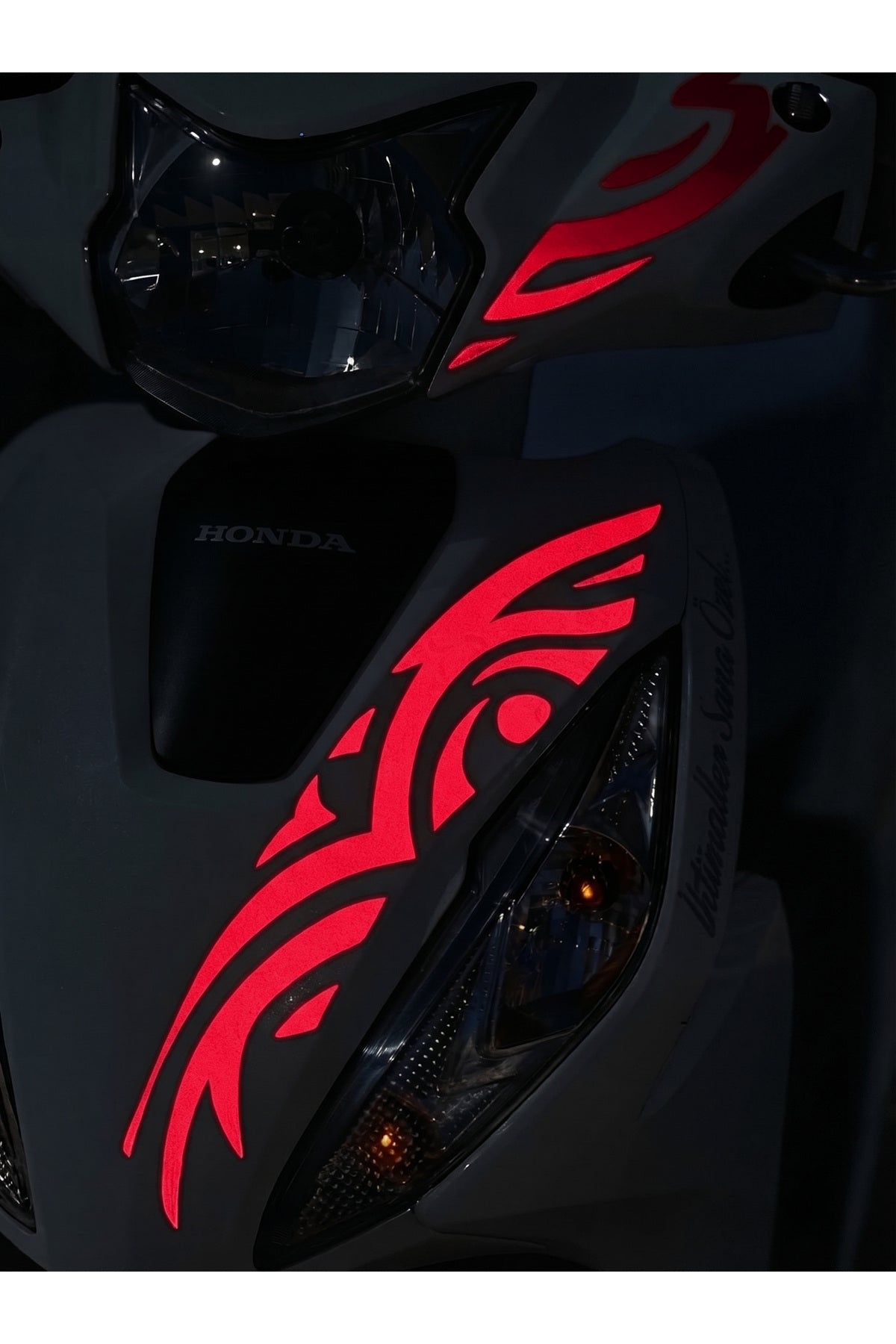 Honda Dio için Reflektörlü Dövme Tribal Desen Sticker (2 Parça)