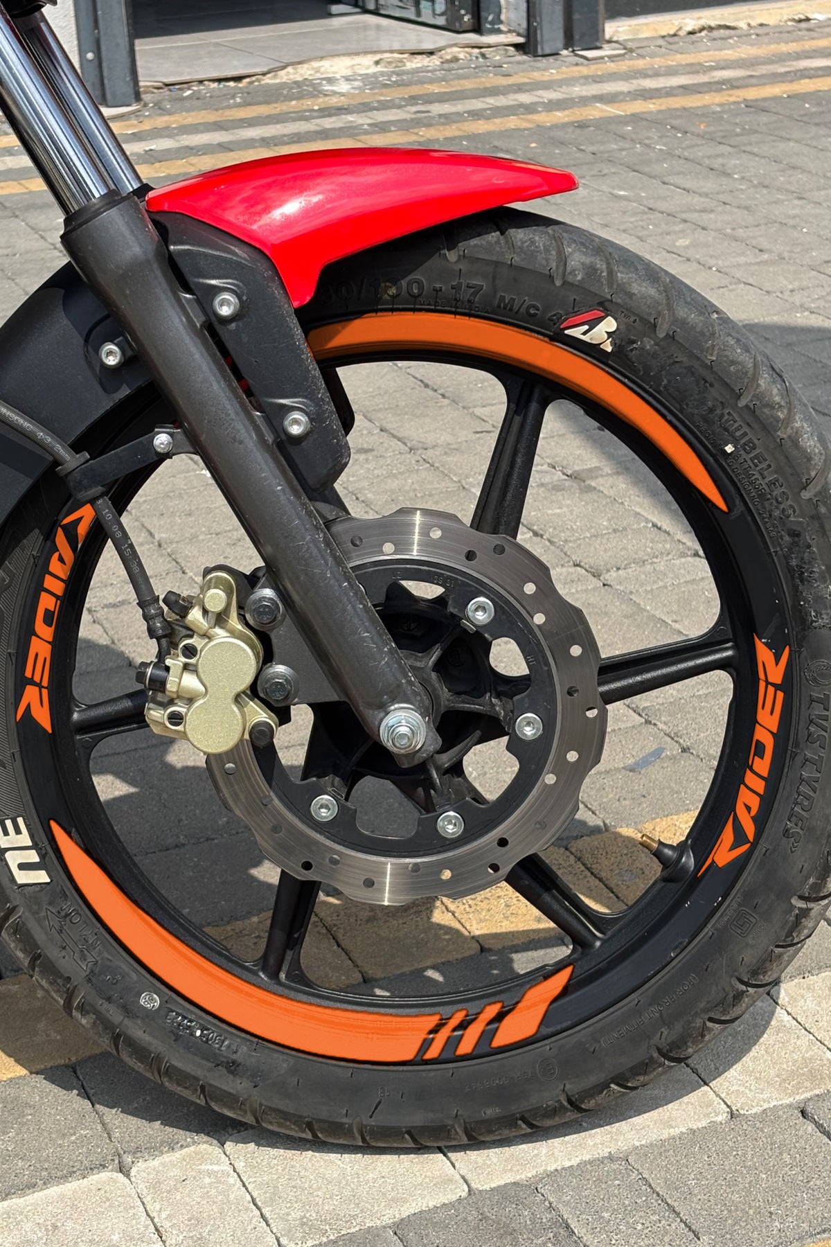 TVS Raider 125 için Kalın Kesikli + Raider Yazılı Jant Şeridi (Ön-Arka-Sağ-Sol)