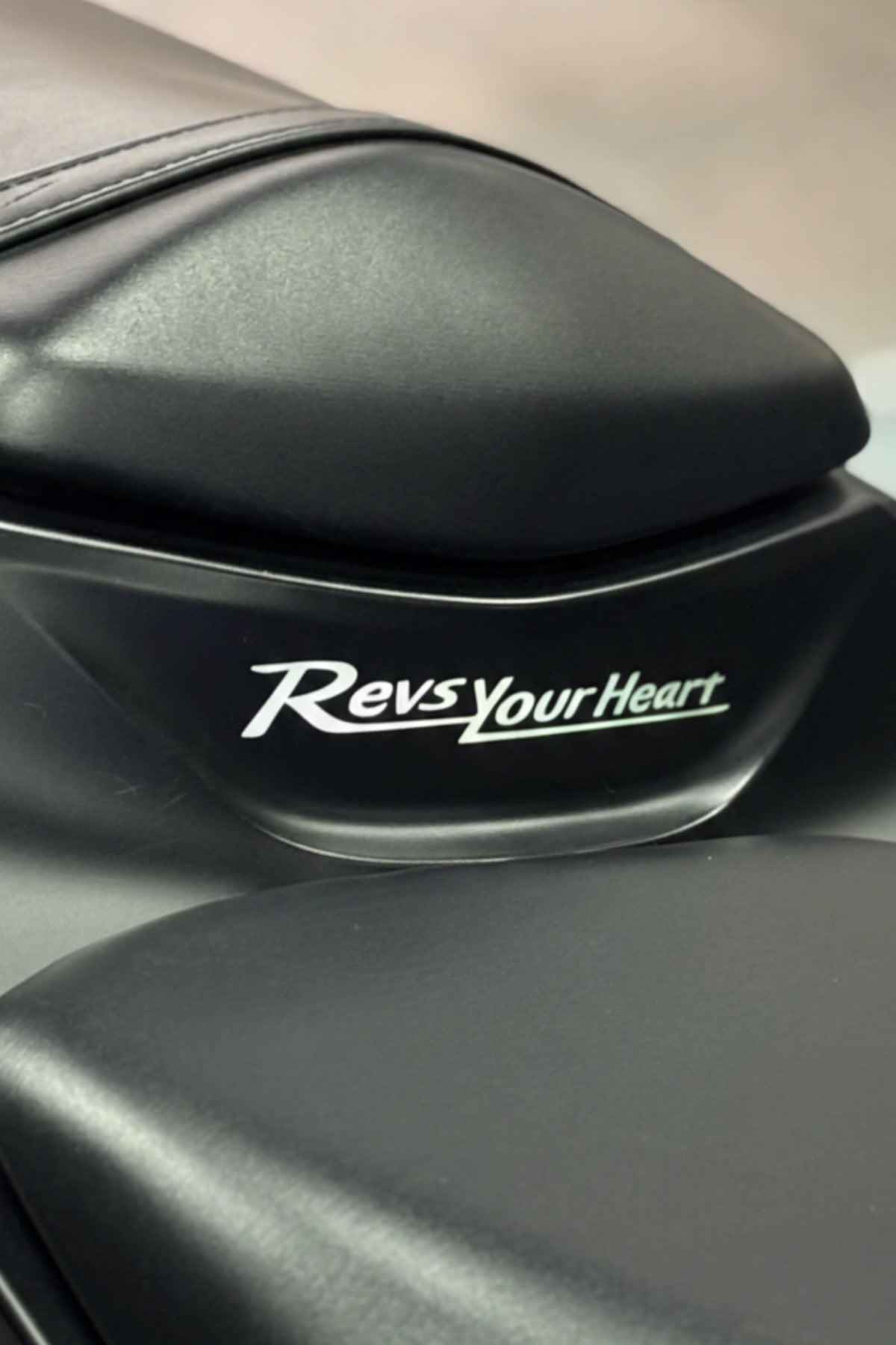 Yamaha Motor Grubu için Revs Your Heart Yazılı Sticker (14CMX2.5CM)(1 Adet)