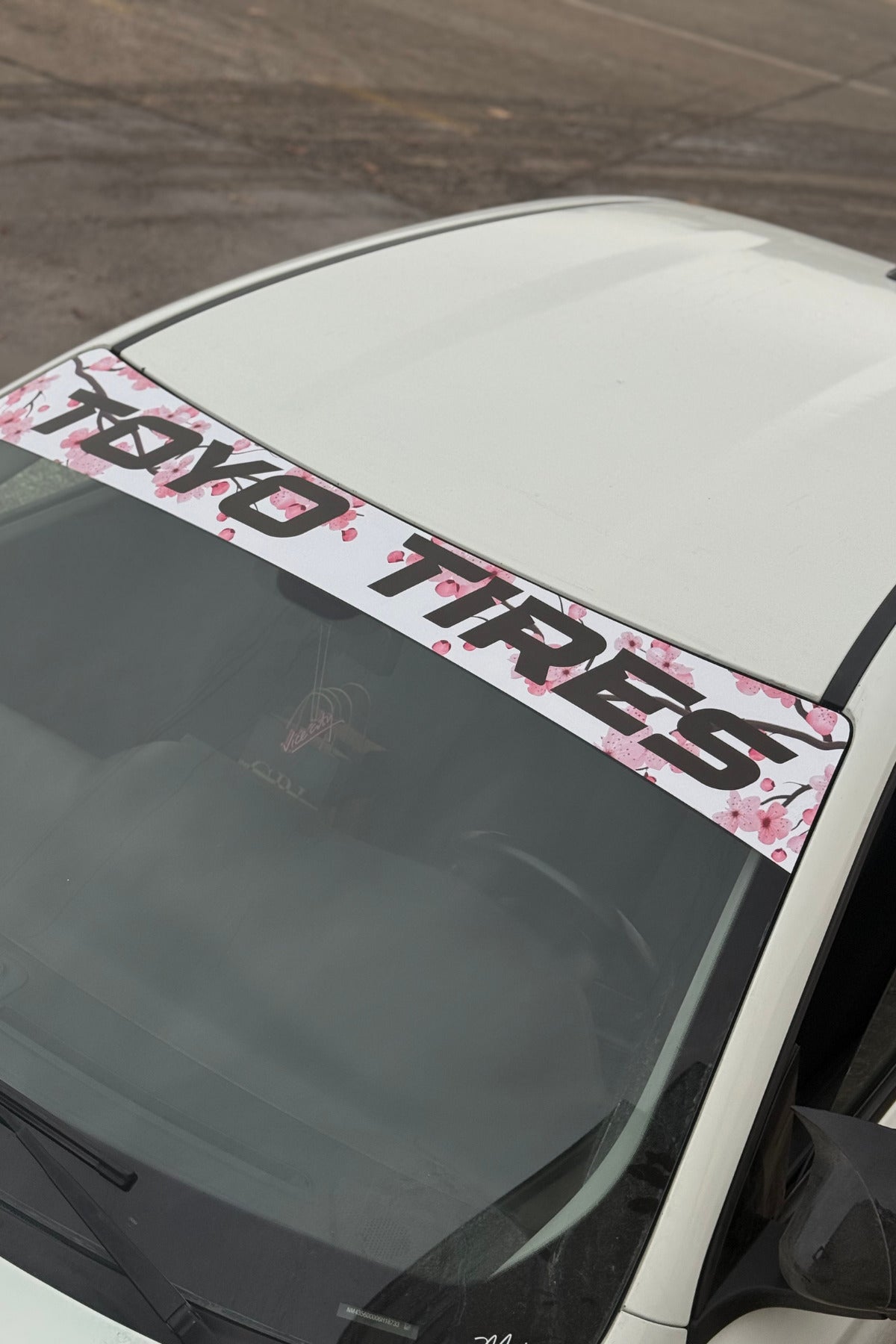 Ön Cam Sakuralı Toyo Tires Güneşlik Sticker (Tüm Araçlara Uyumludur)