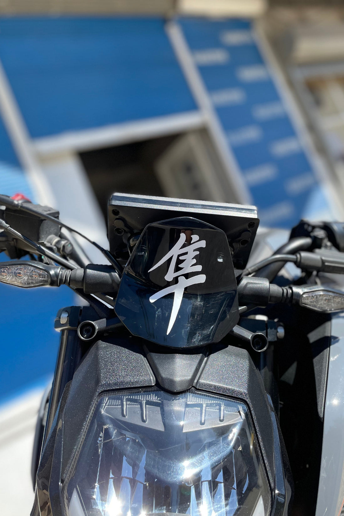 Araba-Motor-Kask için Beyaz Renk Japonca Yazı Hayabusa Sticker Etiket 10CM (1 Adet)