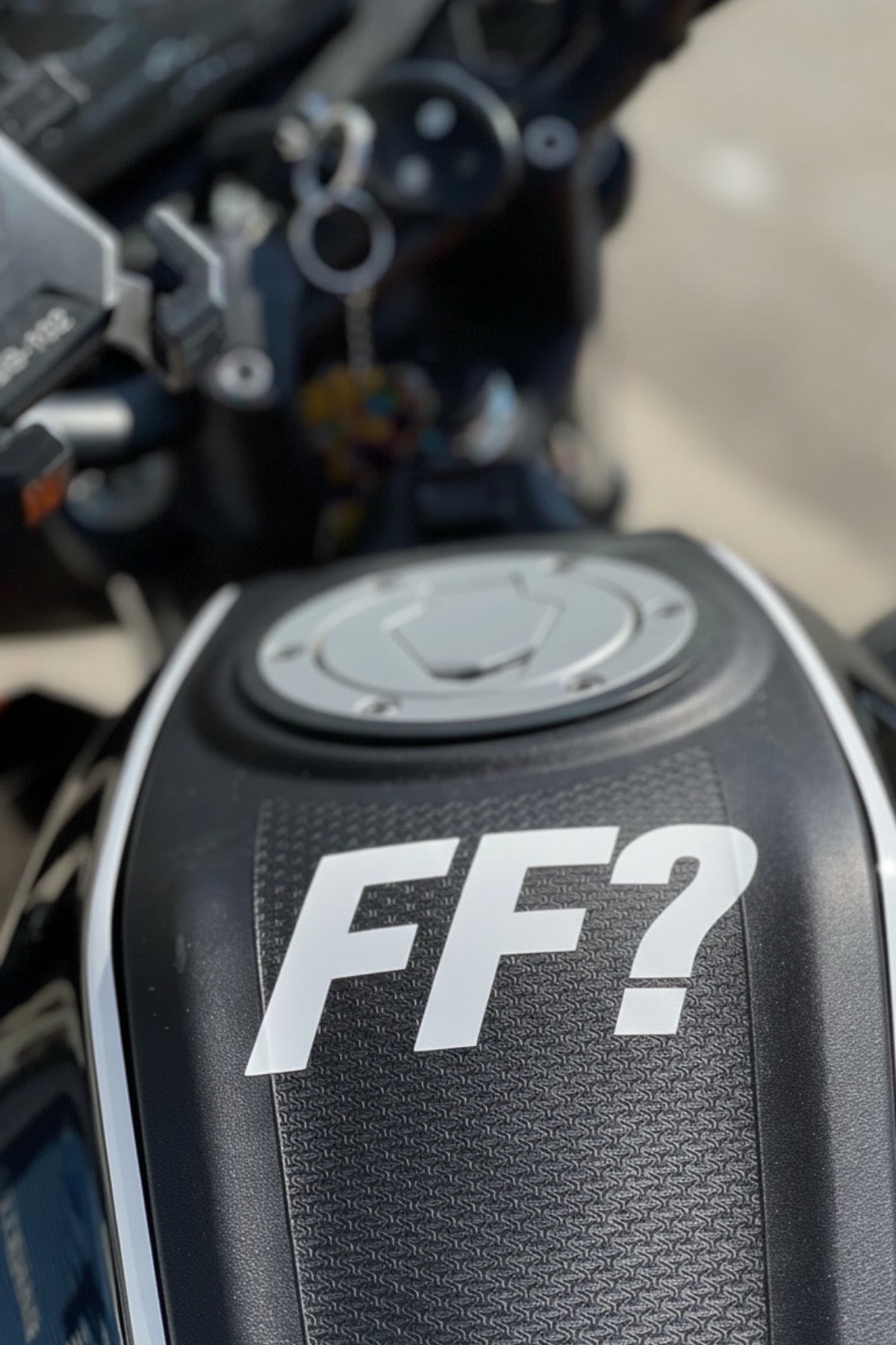 Motor-Araba-Kask için Beyaz FF? Sticker Etiket 10CMx5CM (1 Adet)
