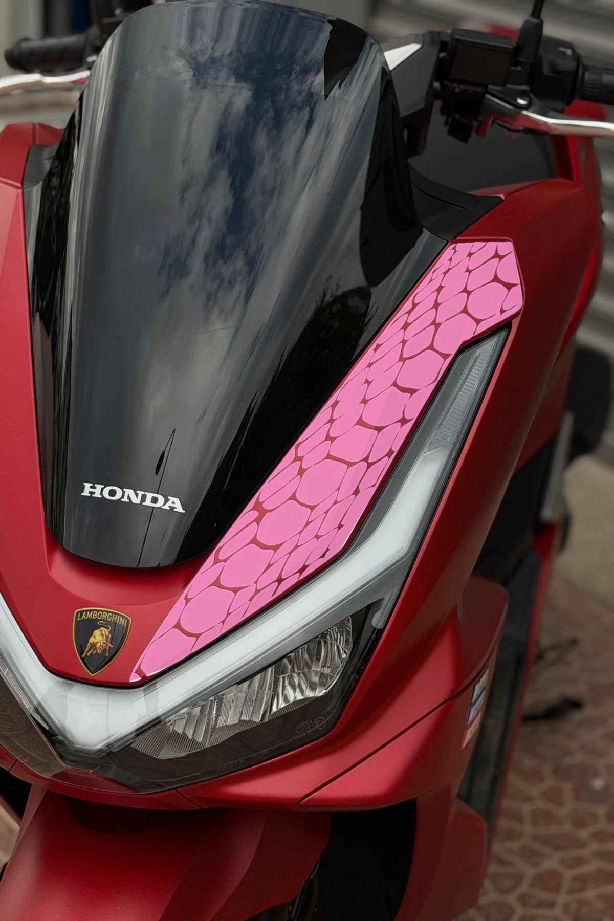 Honda PCX Deluxe için Yeni Kasa 2025-2026 Uyumlu Far Üstü Yılan Pulu Desen Sticker