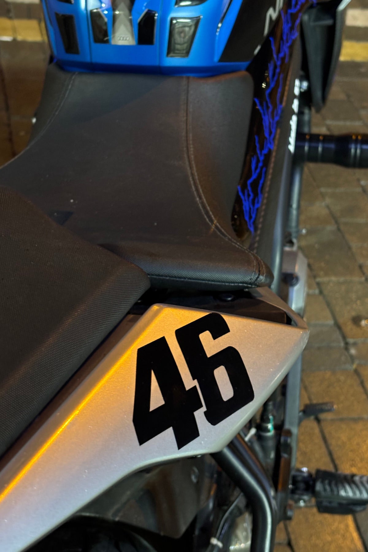 Motor-Araba-Kask için Siyah Renk 46 Yazı-Logo-Numeratör Sticker Etiket (12CMx6CM)(1 Adet)