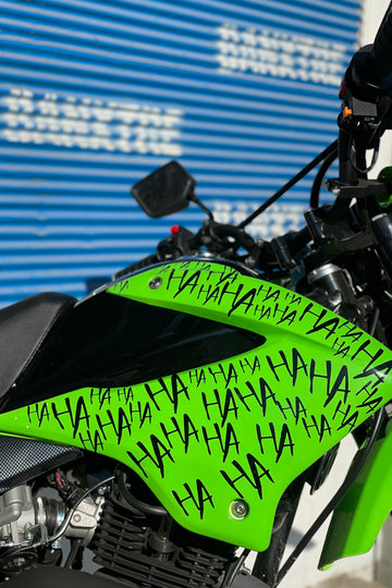 Motor-Araba-Kask için Dekoratif Parlak Siyah Hahaha Sticker Etiket 15X30CM (32 Adet Ha Yazısı)