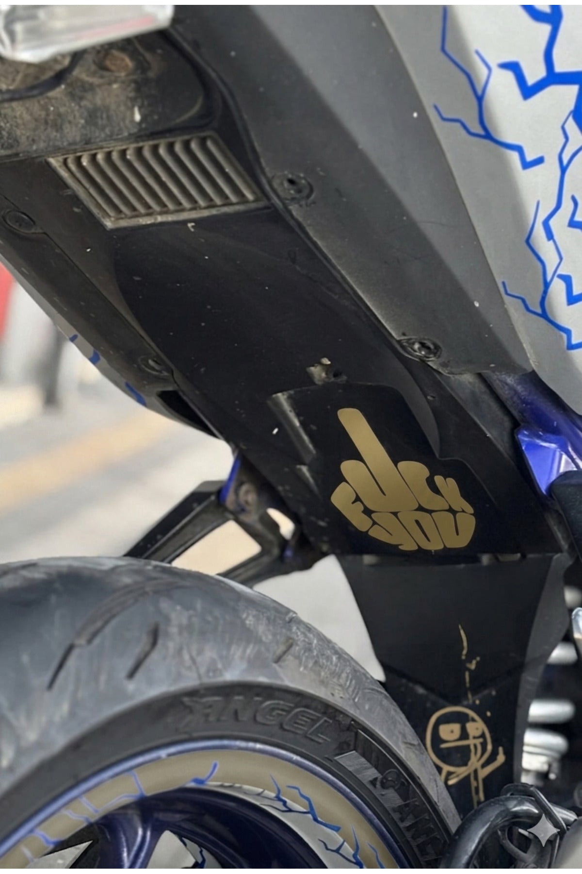 Motor için Sele Altı ve Drenajlara Uyumlu Mat Gold Fck You Sticker Etiket (11CMx9CM)