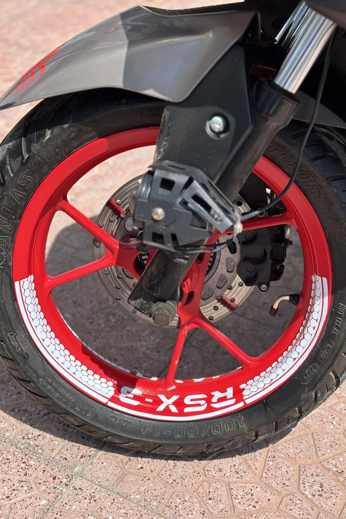 Volta RSX-3 için Beyaz Renk Altıgen Motifli Jant Şeridi Sticker Seti ( 4 Parça)
