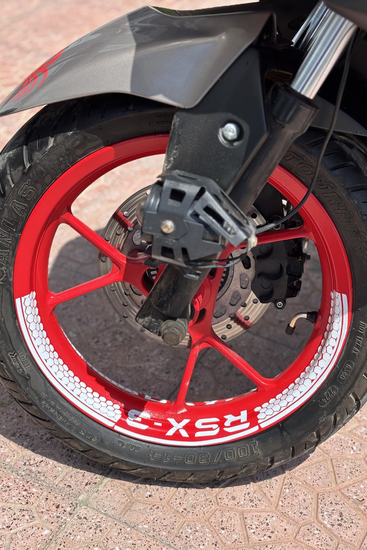 Volta RSX-3 için Beyaz Renk Altıgen Motifli Jant Şeridi Sticker Seti ( 4 Parça)