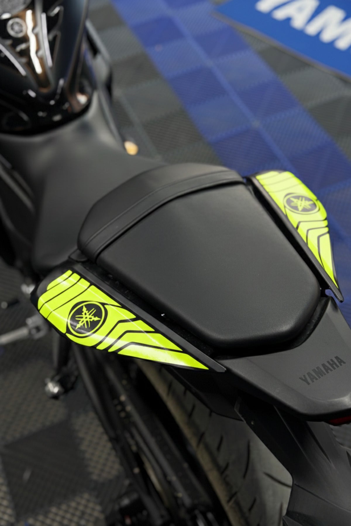 Yamaha R25 2025 Model için Arka Kuyruk için Sticker Seti (Sağ ve Sol)