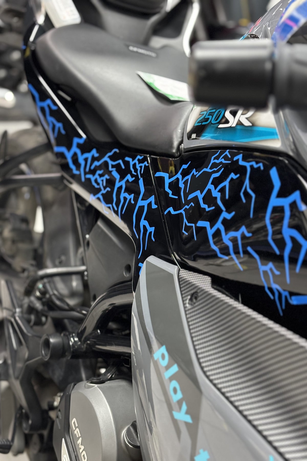 Motor ve Kask için Açık Mavi Parçalı Yıldırım Şimşek Sticker (16 Adet)