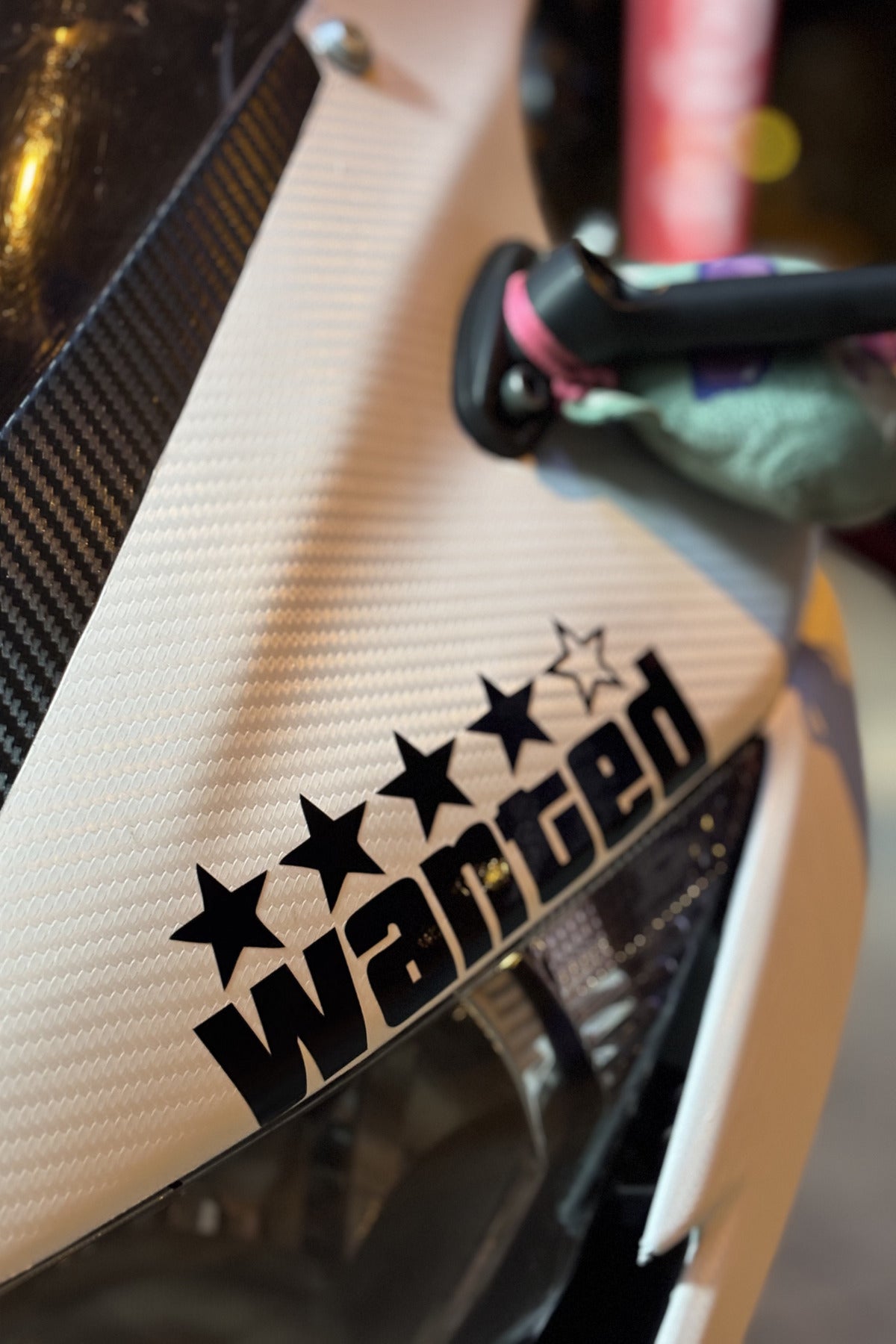 Motor-Araba-Kask için Siyah Renk Yıldızlı Wanted Sticker Etiket (1 Adet)