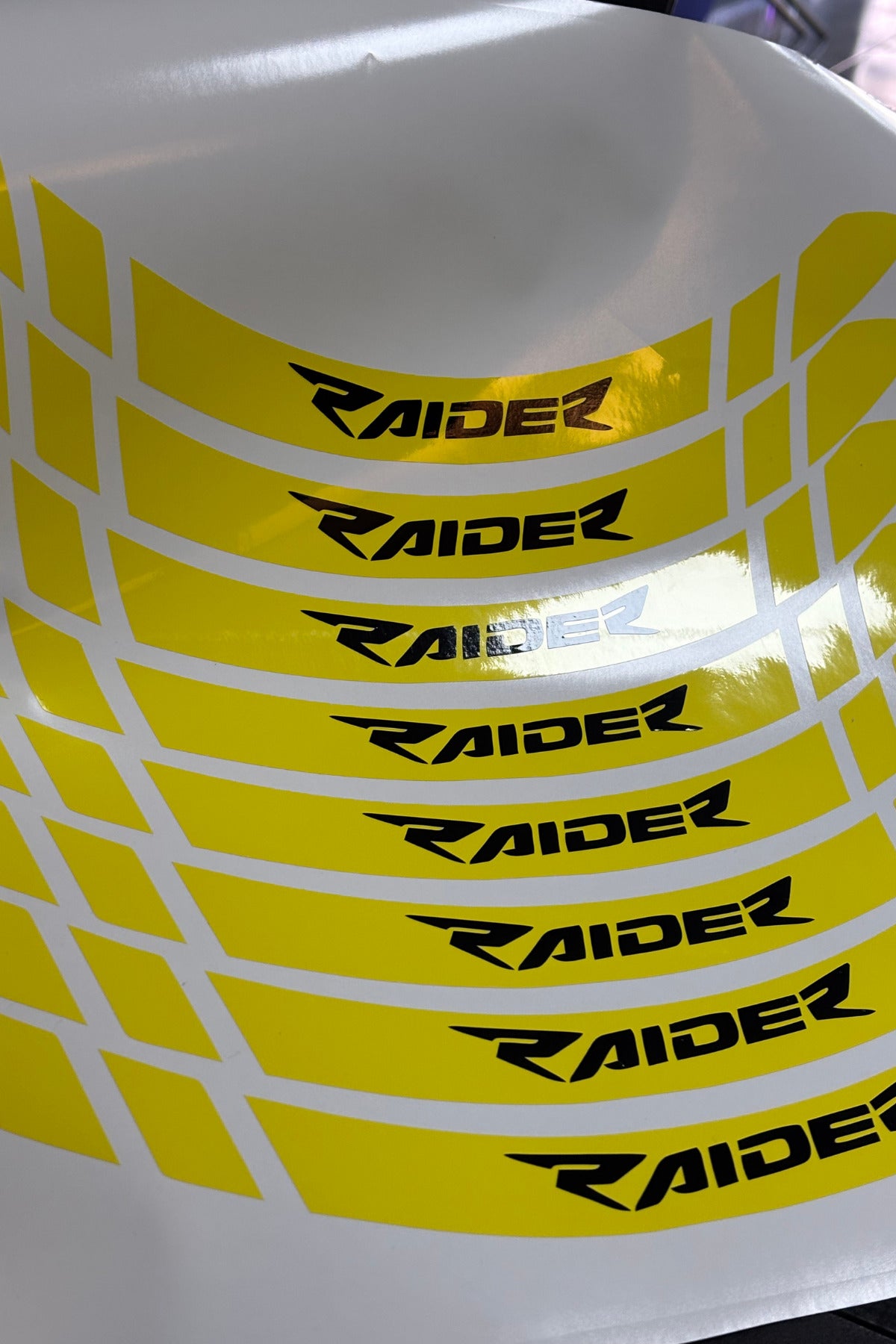 TVS Raider için İçi Yazılı Jant Şeridi Sticker Seti (8 Parça)