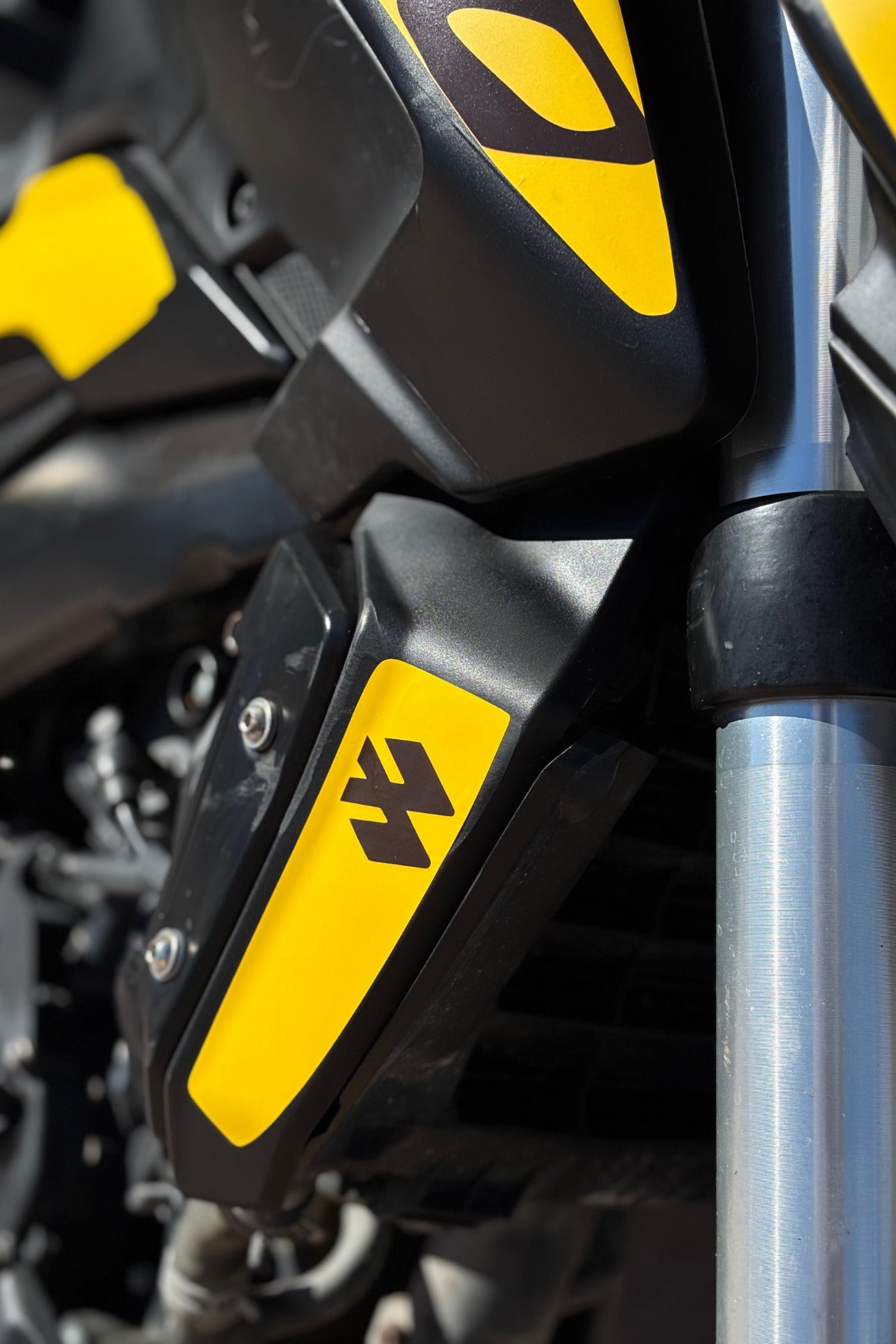 Bajaj Dominar 400 için Mat Sarı Baskılı Komple Sticker Seti