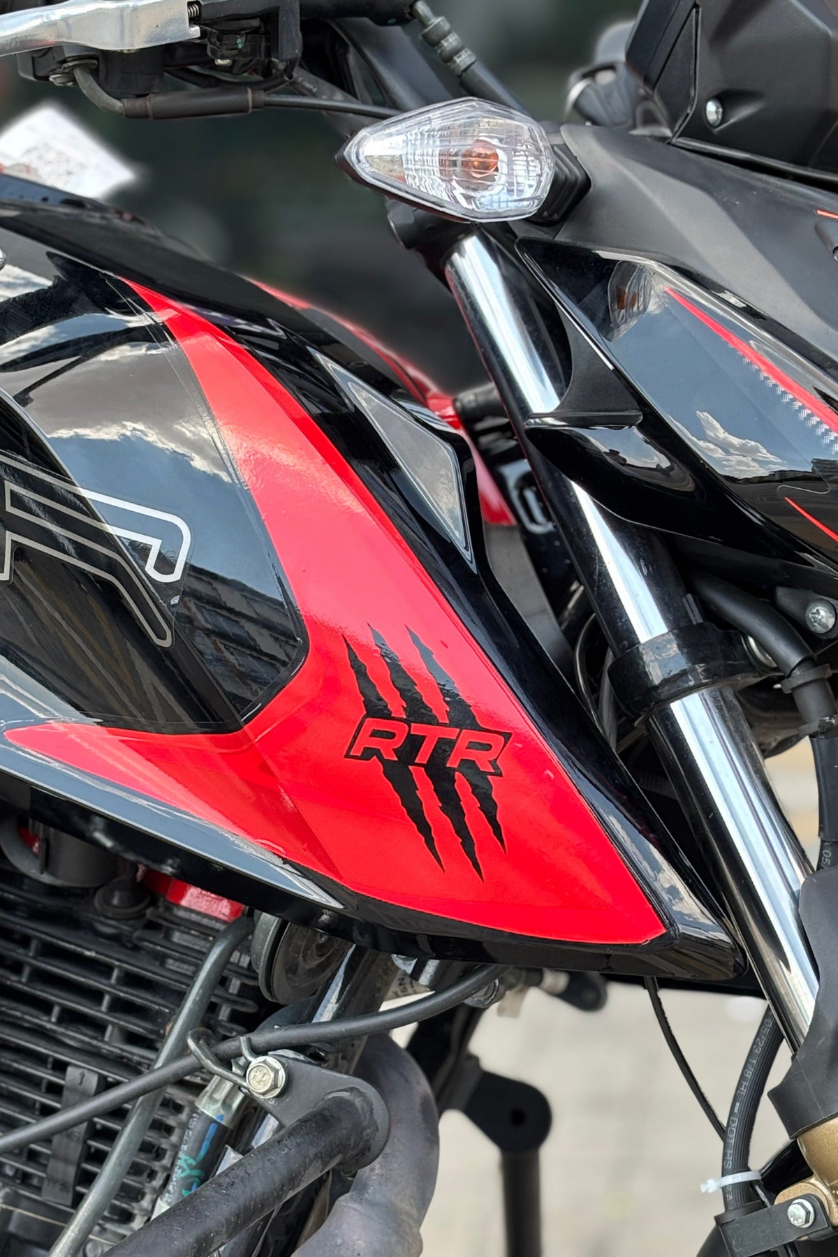 TVS Apache RTR için Siyah Renk Pençeli RTR Sticker Etiket (1 Adet)