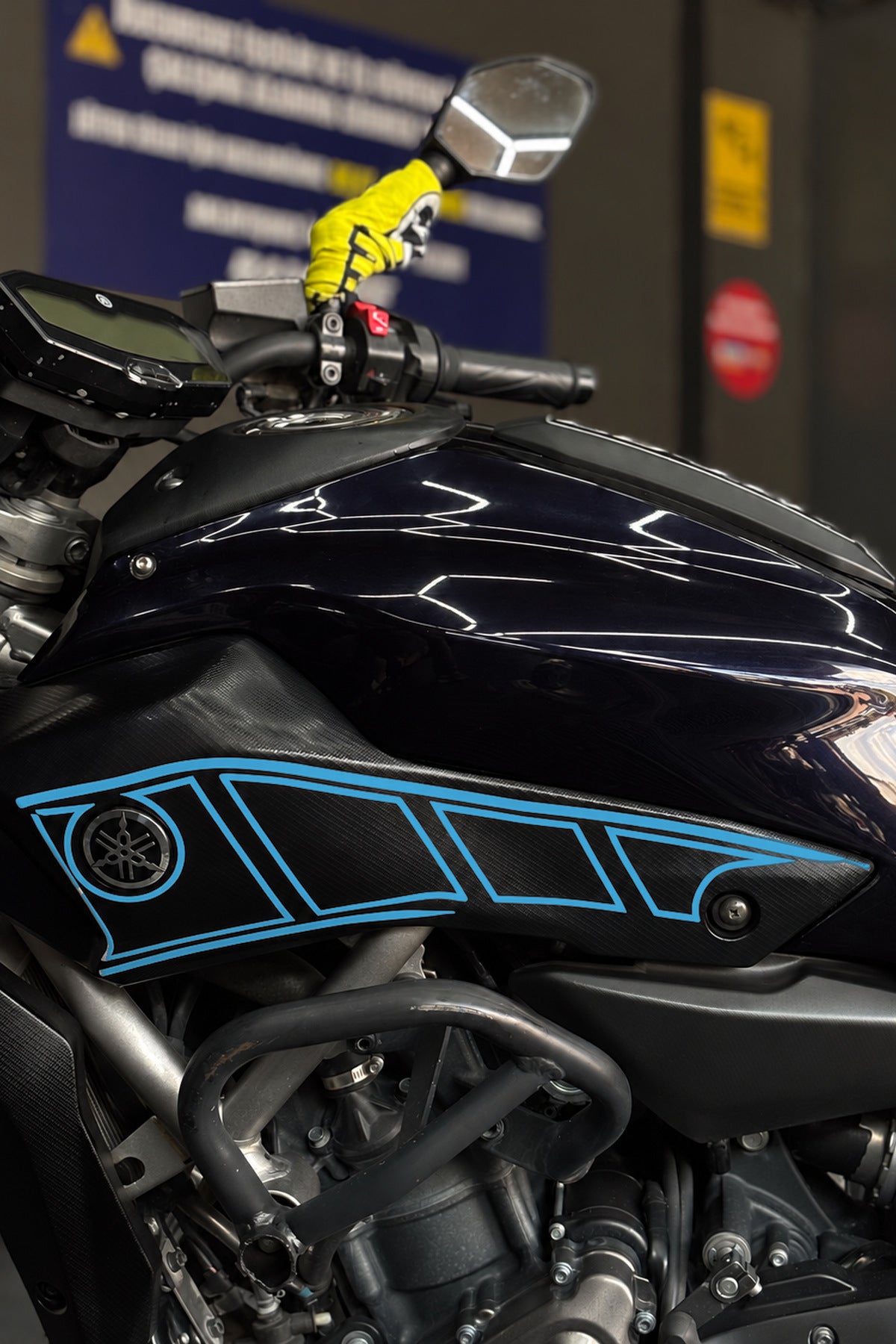 Yamaha MT-07 için Yan Panel için Boşluklu İnce Çizikli Sticker Seti (Sağ ve Sol )