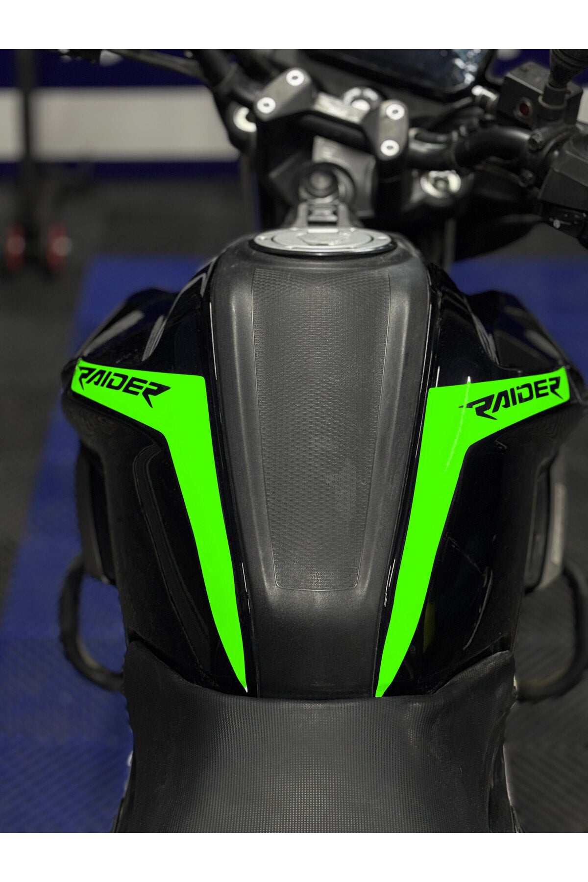 TVS Raider 125 için Raider Yazılı Depo Kordon sticker Etiket (Sağ ve Sol)