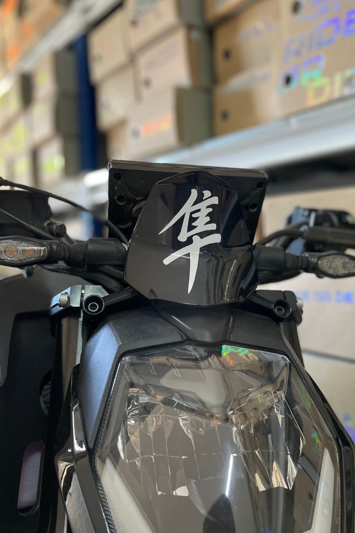 Araba-Motor-Kask için Beyaz Renk Japonca Yazı Hayabusa Sticker Etiket 10CM (1 Adet)
