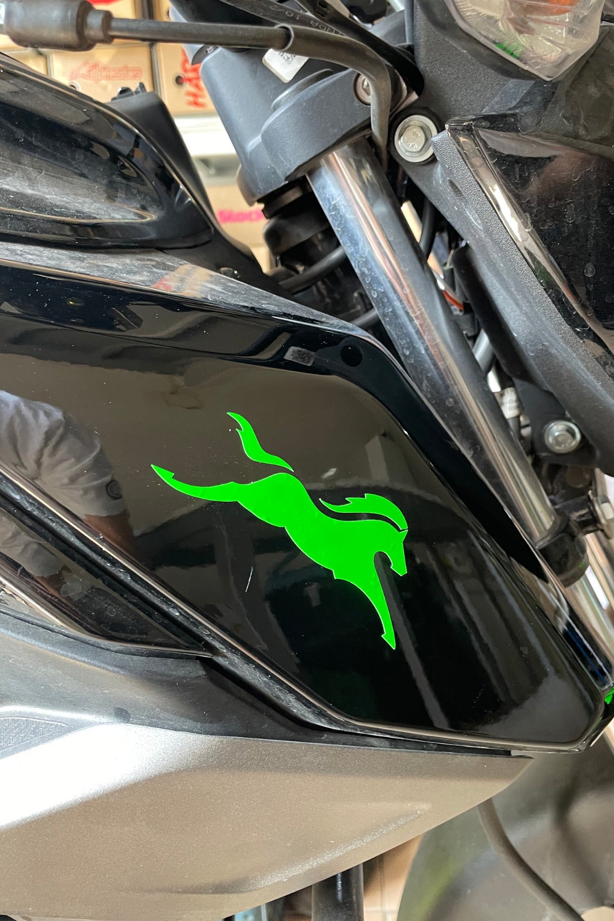 TVS Motor Grubu için Neon Yeşil TVS At Logo Sticker Etiket (10CM) (1 Adet)