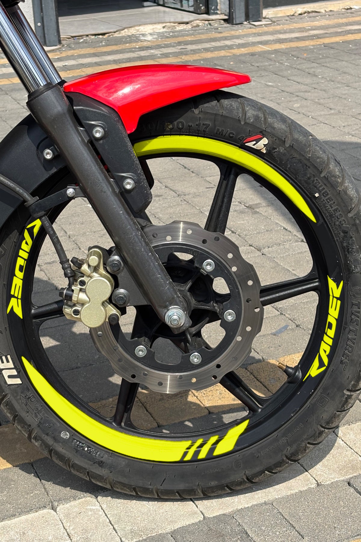 TVS Raider 125 için Kalın Kesikli + Raider Yazılı Jant Şeridi (Ön-Arka-Sağ-Sol)