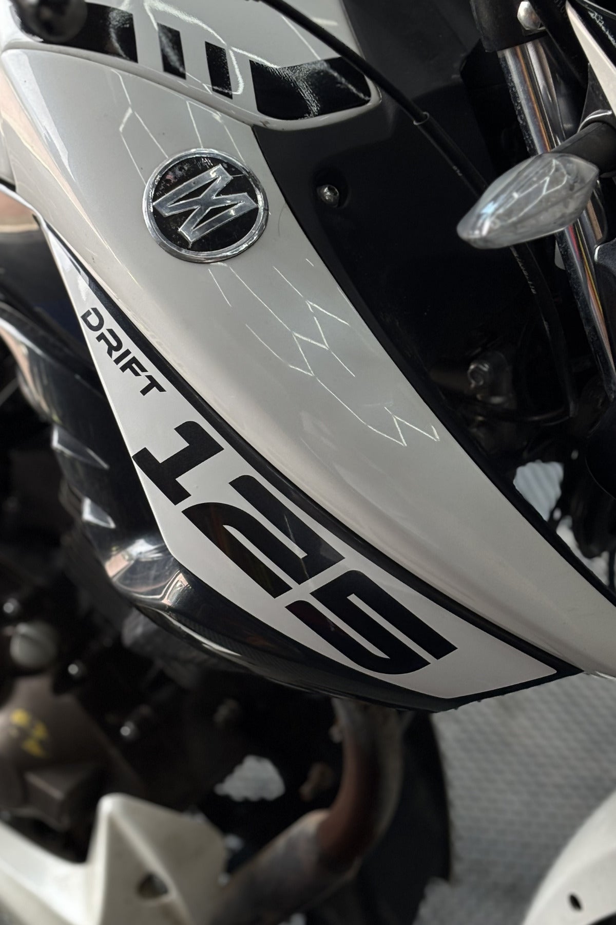 Mondial Drift-L için Yan Drenajlar için Drift+125 Yazılı Beyaz Renk Sticker (Sağ ve Sol)