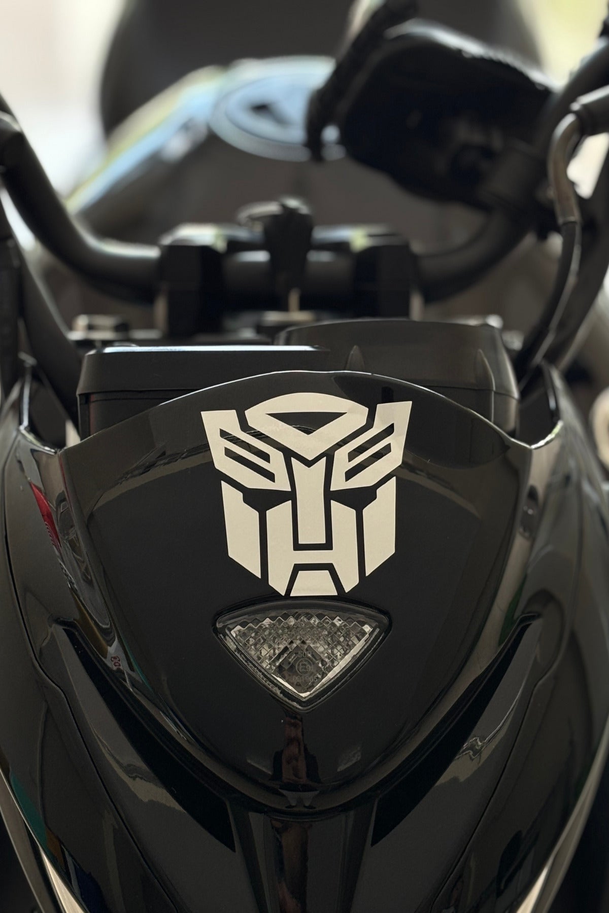 Motor ve Kask için Beyaz Renk Transformers Sticker Etiket (1 Adet)