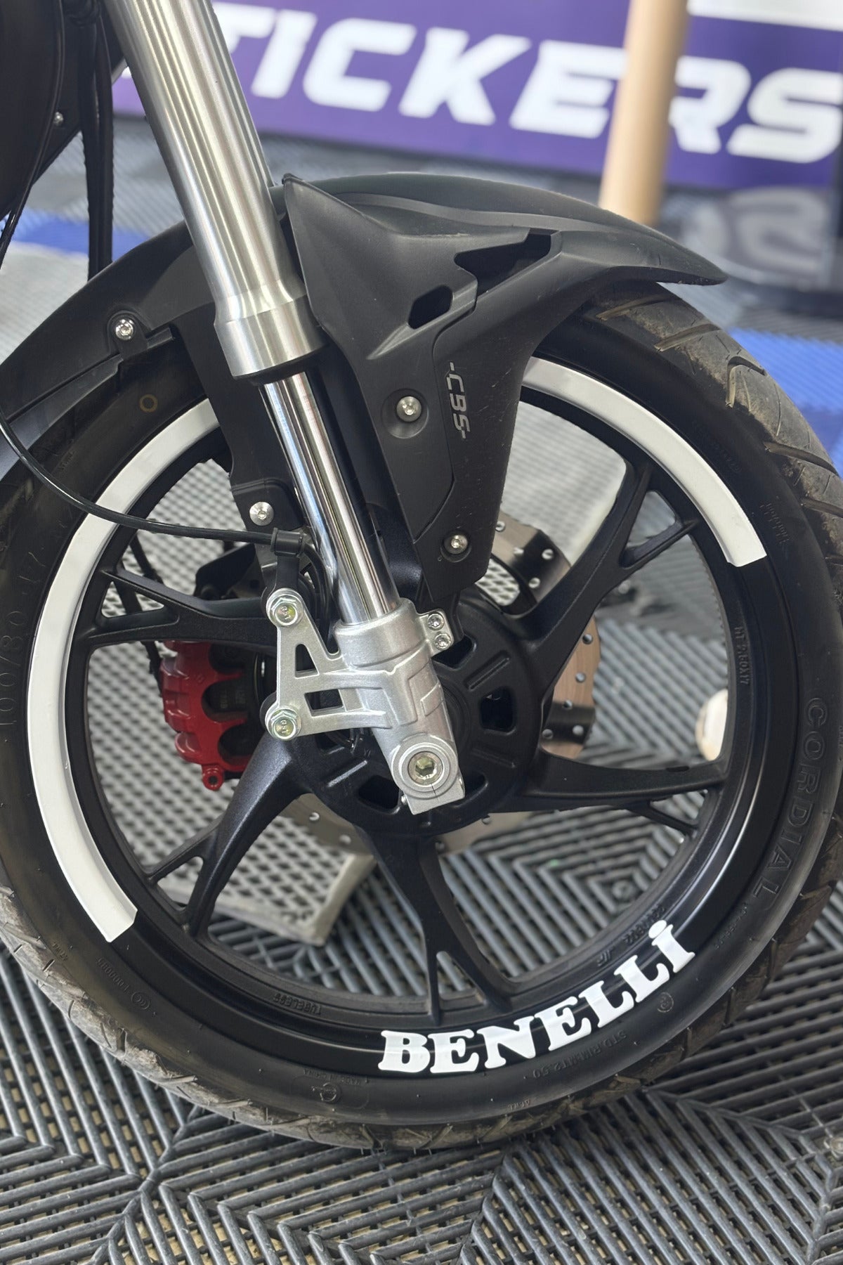 Benelli Motor Grubu için Beyaz Renk Yarım Jant+Yazı 17 Inch Jant Şeridi Seti (8 Parça Toplam)